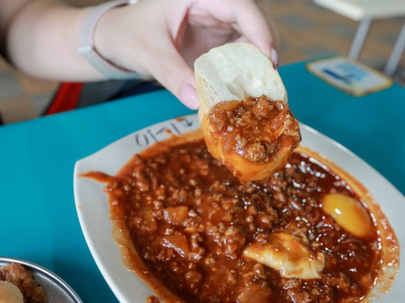 roti john - scooping up sabsuka with slice of bread