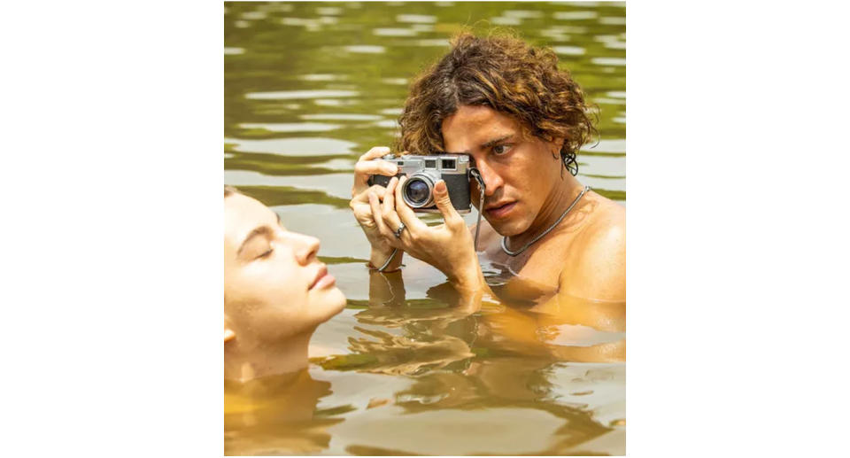 Jove, personagem da novela Pantanal fotografando.. Foto: Divulga&#xe7;&#xe3;o/Gshow