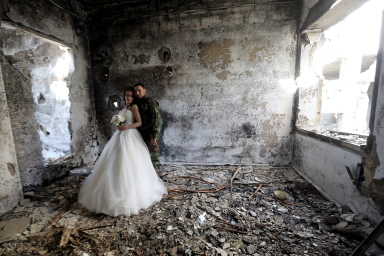 Mitten im zerbombten Syrien: Die ungewöhnlichsten Hochzeitsfotos aller Zeiten?