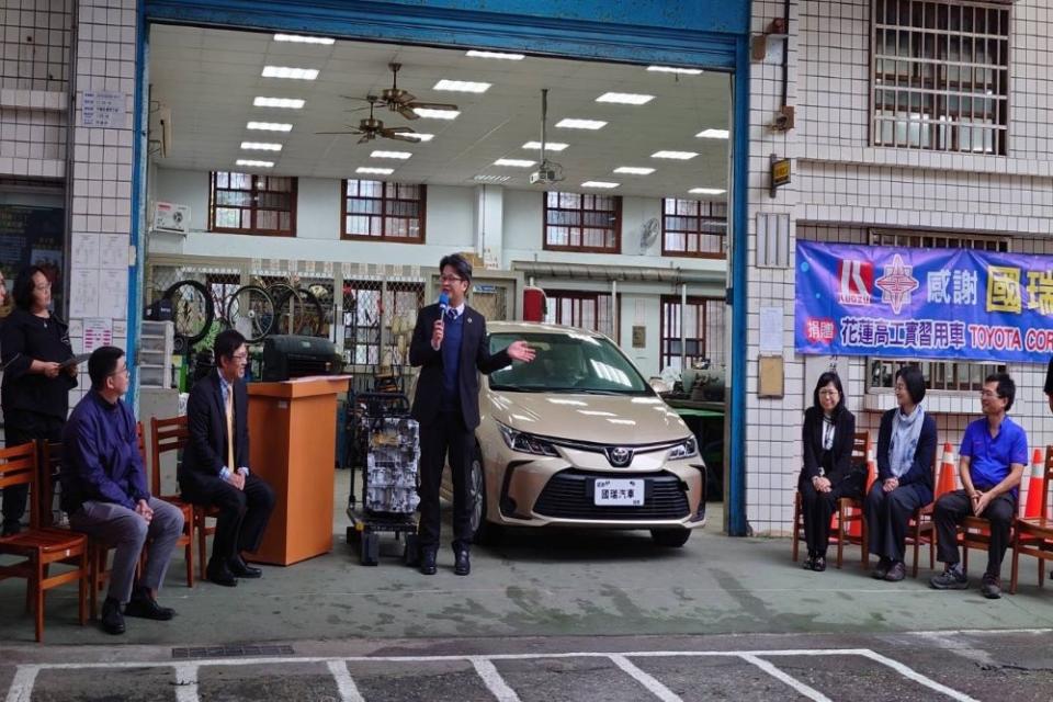 《圖說》花蓮高工獲得日本TOYOTA在台汽車製造廠國瑞汽車，捐贈全新ALTIS轎車，左二為花工校長黃鴻穎。〈花蓮高工提供〉