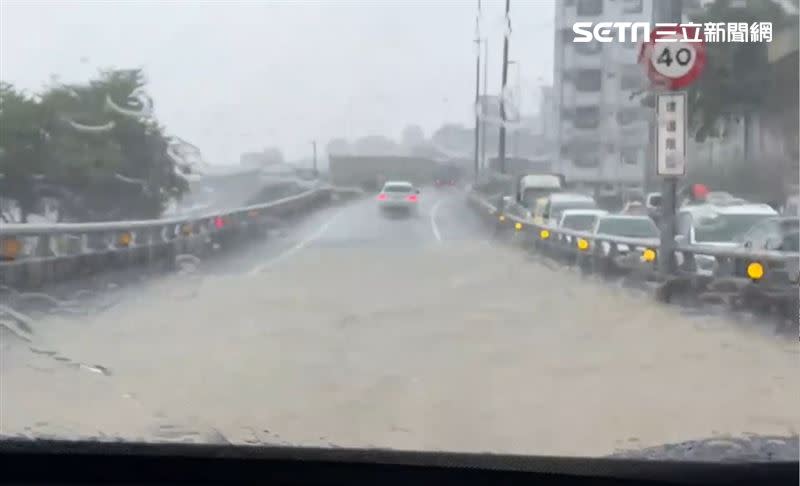 一早雨彈開轟，基隆多處地區傳出淹水災情。（圖／翻攝畫面）