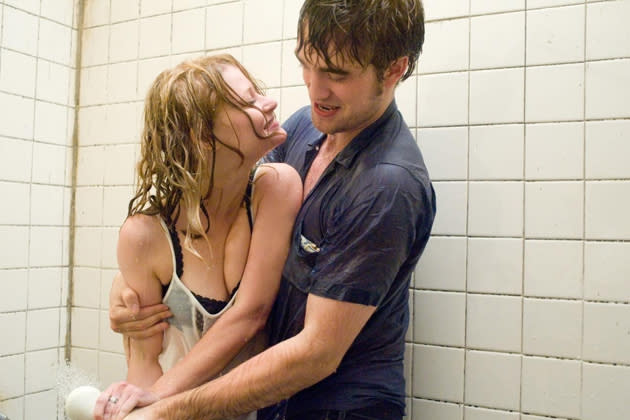 Im Liebesdrama „Remember Me" (Regie: Allen Coulter) spielt Pattinson 2010 den rebellischen Halbstarken Tyler, der sich in Ally (Emily de Ravin) verliebt. Sie hat sehr früh ihre Mutter verloren, er selbst musste den Verlust seines Bruders durch Selbstmord erleben. Das Wissen um die Allgegenwart des Todes, schweißt Ally und Tyler einerseits zusammen, überschattet ihre Liebe gleichzeitig.