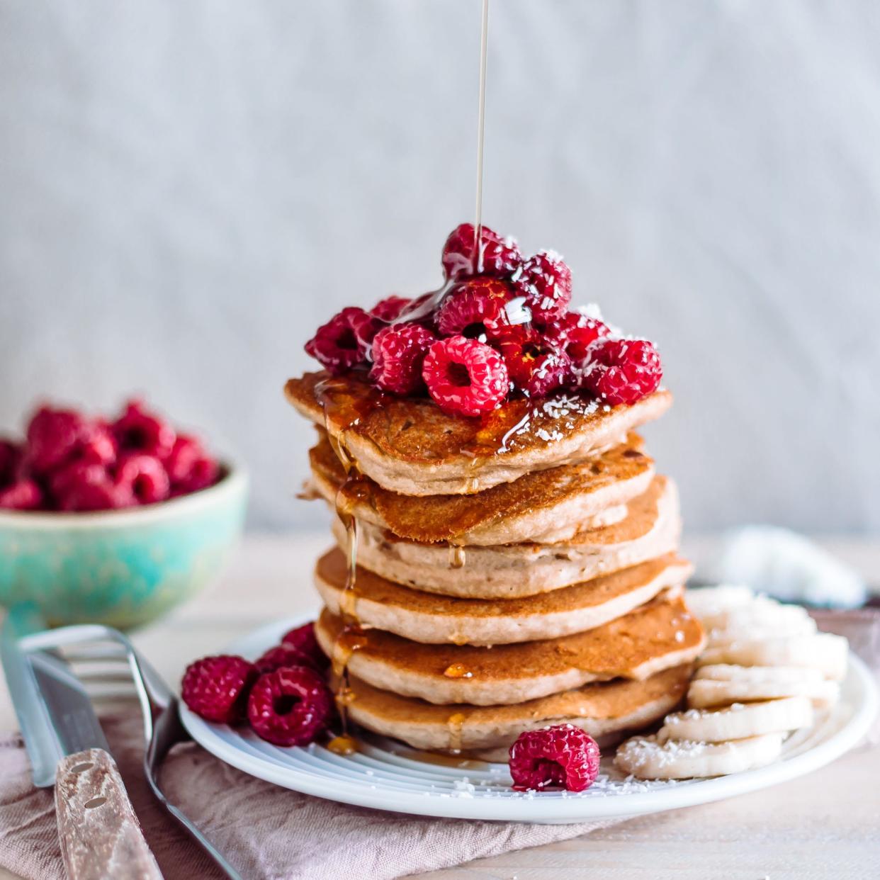 Die Pfannkuchen werden mit Mandelmehl und mehreren Eiern zubereitet. Er übergießt sie mit zuckerfreiem Sirup und Butter. - Copyright: OatmealStories/Getty Images