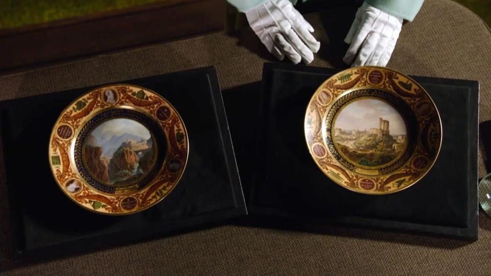 Die handbemalten Porzellanteller entstanden Anfang des 19. Jahrhunderts. Und ein König soll schon von ihnen gegessen haben. (Bild: ZDF/Screenshot)