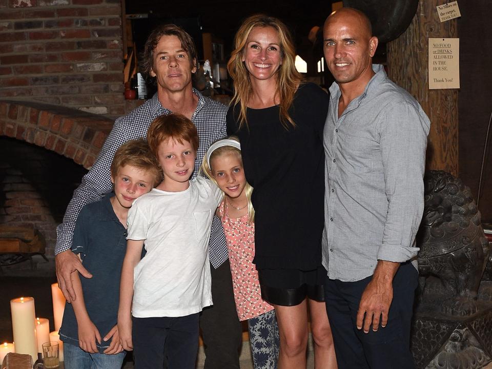 Danny Moder, Julia Roberts, and Kelly Slater smile and pose with Roberts and Moder's children.