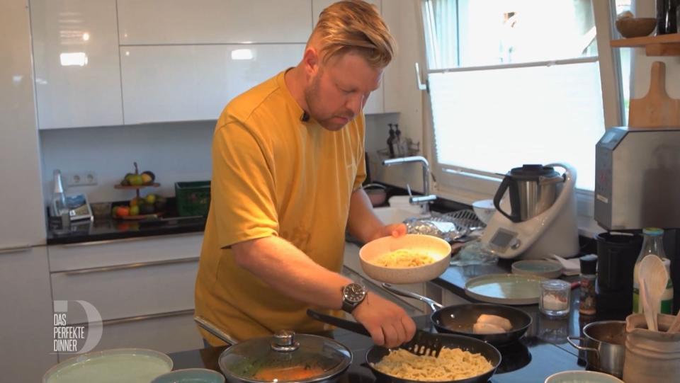 "Spätzle wie von Oma" - aber mit Trüffeln: Da ist Philipp (40) Spezialist. (Bild: RTL)