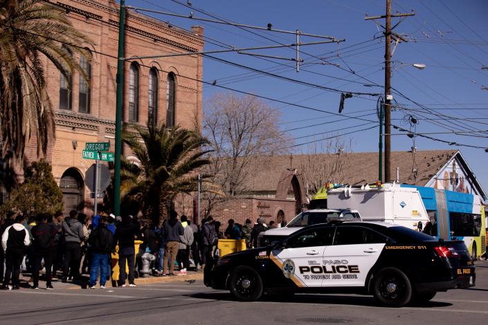 La policía de El Paso, la policía estatal y los agentes de la Patrulla Fronteriza de EE. UU. patrullan el miércoles las calles donde se alojan los migrantes venezolanos frente a la Iglesia del Sagrado Corazón en el Segundo Barrio del centro de El Paso.