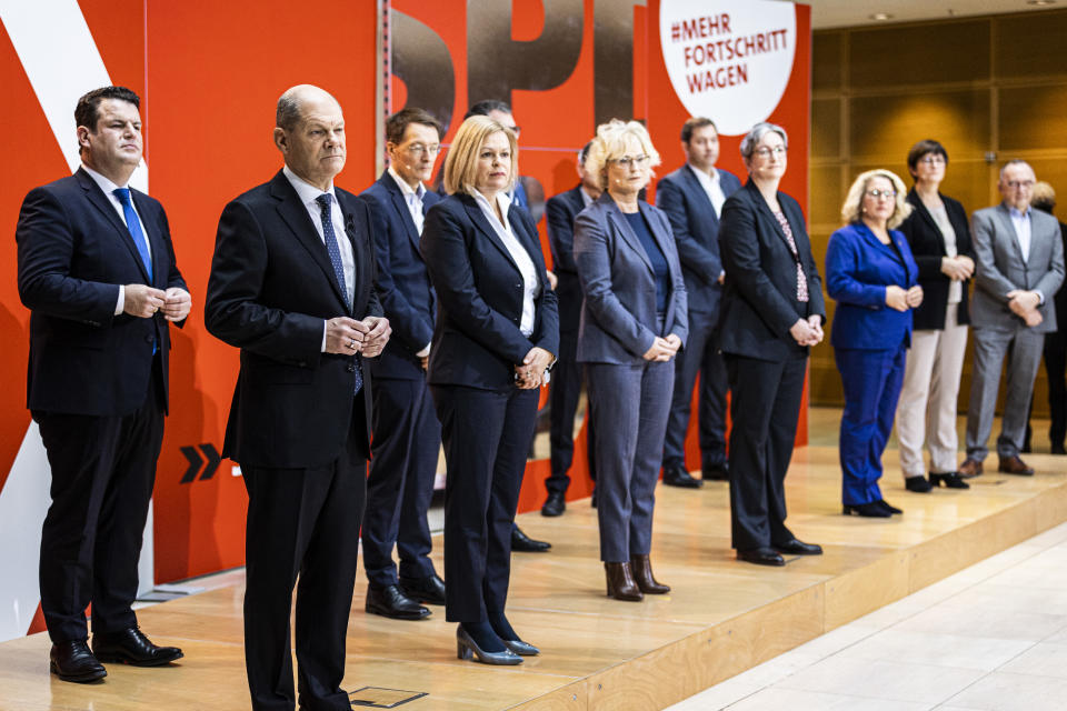 SPD-Team (von links nach rechts): Hubertus Heil, Olaf Scholz, Karl Lauterbach, Nancy Faeser, Wolfgang Schmidt, Christine Lambrecht, Lars Klingbeil, Klara Geywitz, Svenja Schulze, Saskia Esken und Norbert Walter-Borjans. (Bild: Florian Gaertner/Photothek via Getty Images)