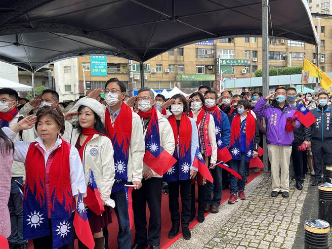 桃園市長張善政和妻子張琦雅高聲唱國歌並向國旗敬禮。(蔡依珍攝)