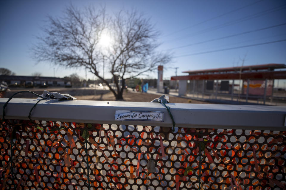 El nombre de una de las víctimas de la masacre de agosto de 2019 en un Walmart yace en el lugar de un monumento conmemorativo, el miércoles 8 de febrero de 2023, en El Paso, Texas. (AP Foto/Andrés Leighton)