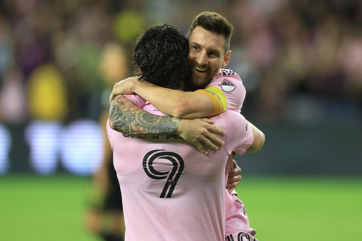 Lionel Messi festejando junto a Leonardo Campana. Inter Miami venció 3-1 al LAFC de Carlos Vela. (Sean M. Haffey/Getty Images)