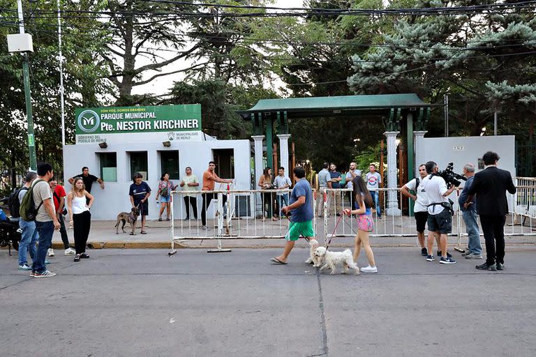 Acceso a la quinta La Colonial, rebautizada parque municipal Néstor Kirchner, en Merlo