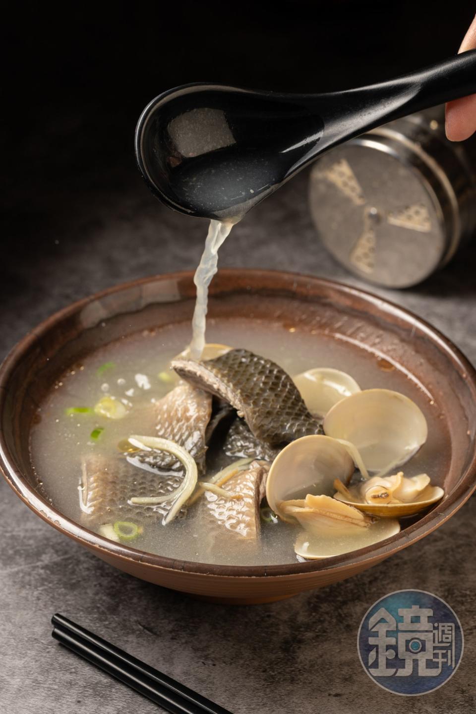 老闆推薦的魚皮湯，亦可搭配其他海味，我點的是「魚皮蛤蜊湯」。（110元／份）