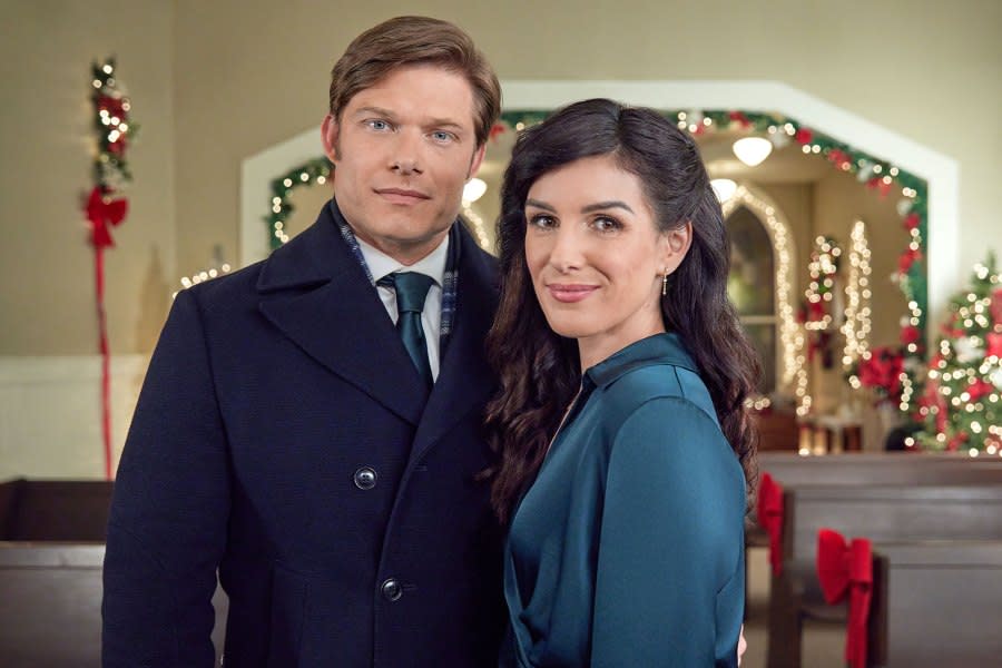 TimeForHerToComeHome_0077_RT Hallmark 2023 Countdown to Christmas Time for Her to Come Home for Christmas Chris Carmack, Shenae Grimes-Beech