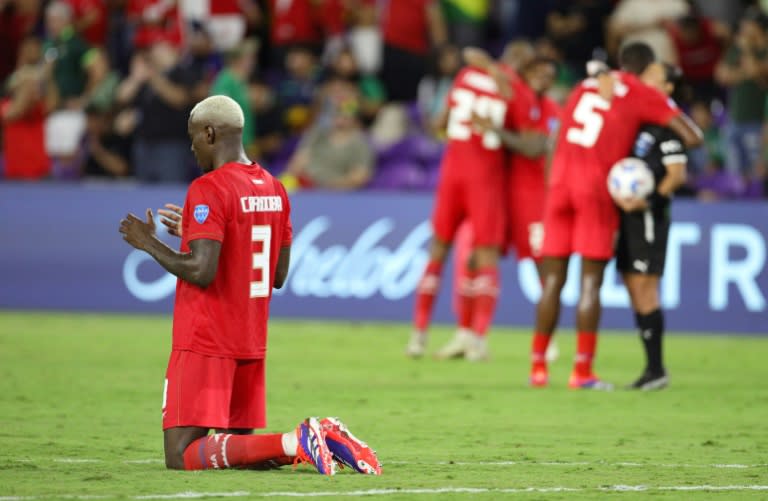 El defensa panameño José Córdoba se arrodilla luego de que Panamá venció a Bolivia y clasificó a cuartos de final de la Copa América de Estados Unidos en el Inter&Co Stadium en Orlando, Florida, el 1 de julio de 2024. (Gregg NEWTON)