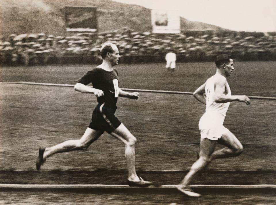 "Der fliegende Finne" - Paavo Nurmi (links) gewann zwischen 1920 und 1928 bei Olympischen Spielen neun Goldmedaillen - zwei davon an einem Tag. Er stellte 24 Weltrekorde auf und gilt bis heute als einer der größten Leichtathleten der Geschichte. (Bild: Underwood Archives / Getty Images)
