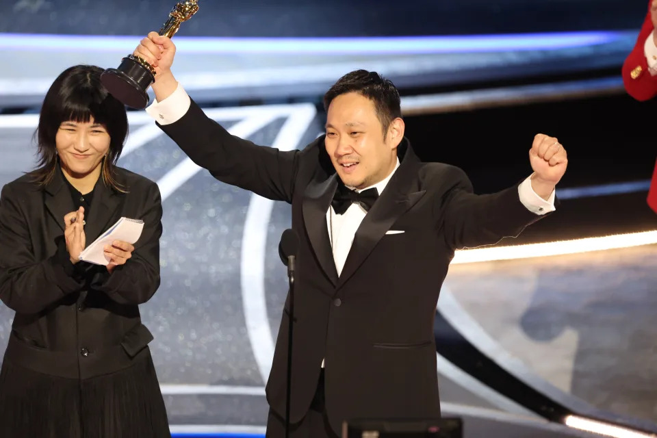 HOLLYWOOD, CA - 27 marzo 2022. Il regista Ryusuke Hamaguchi accetta il premio per il miglior lungometraggio internazionale per 