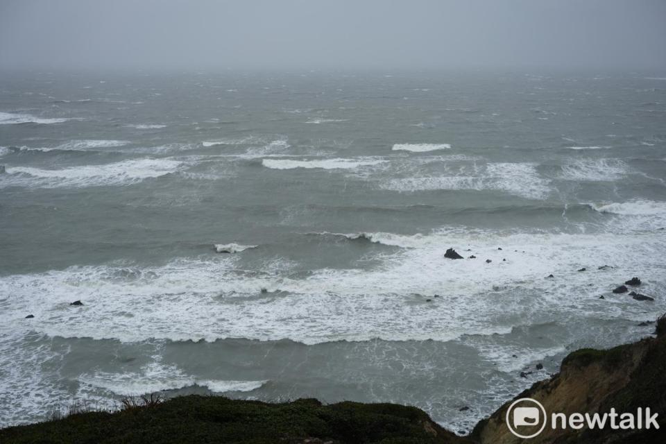 馬祖的離島—東莒受颱風外圍環流影響，浪高風強猶如颱風登陸，連續多日的對外交通中斷。   圖：張良一/攝