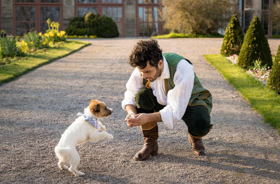 Das kluge Hündchen Zitterinchen dient als Kurier zwischen Prinz Philip (Aram Arami) und Almas Schwester Christine (Flora Li Thiemann). (Bild: MDR/HR/RB/KInderfilm GmbH/Anke Neugebauer)