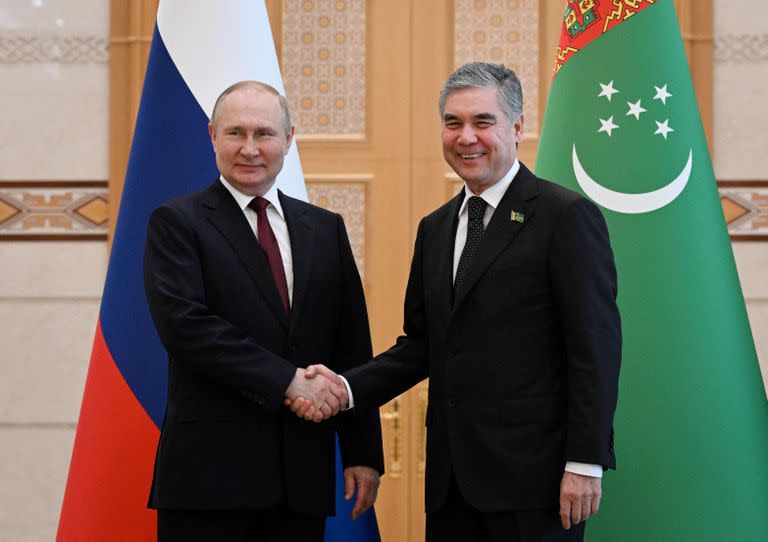 Putin, sonriente con el líder de Turkmenistán