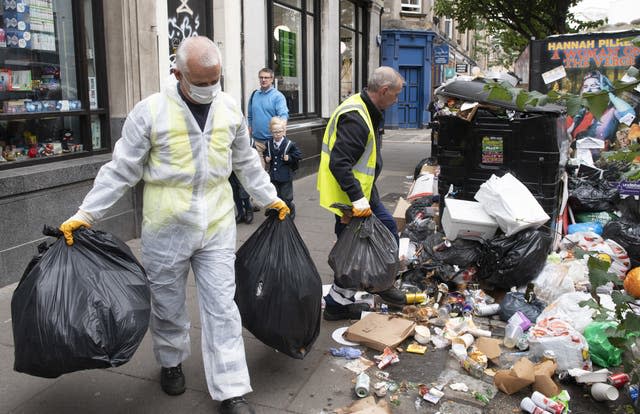 Travailleurs nettoyant des tas d'ordures à Édimbourg