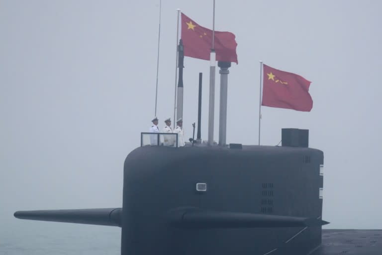 Un submarino nuclear 094A Jin-class Larga Marcha 10 del ejército chino participa en un desfile naval conn motivo del 70º aniversario de la Marina China, el 23 de abril de 2019 cerca de la costa de Qingdao (Mark Schiefelbein)
