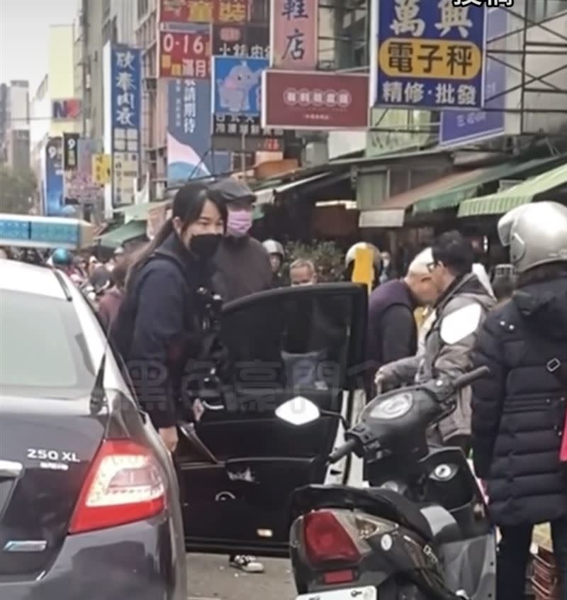 2名女警從巡邏車上下車，被後方騎士拍下上傳。（圖／翻攝自《黑色豪門企業》）