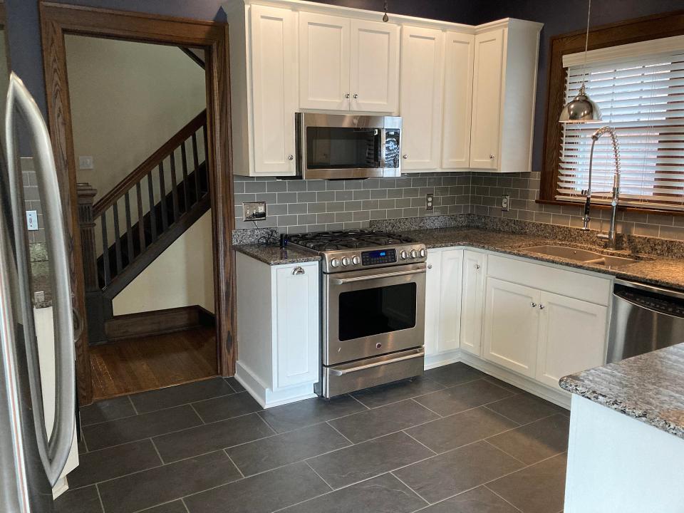 The kitchen at 455 Kahkwa Blvd. has granite countertops.