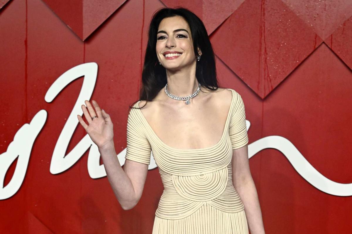 Anne Hathaway dazzles in stunning 'scoop-plunge' gown