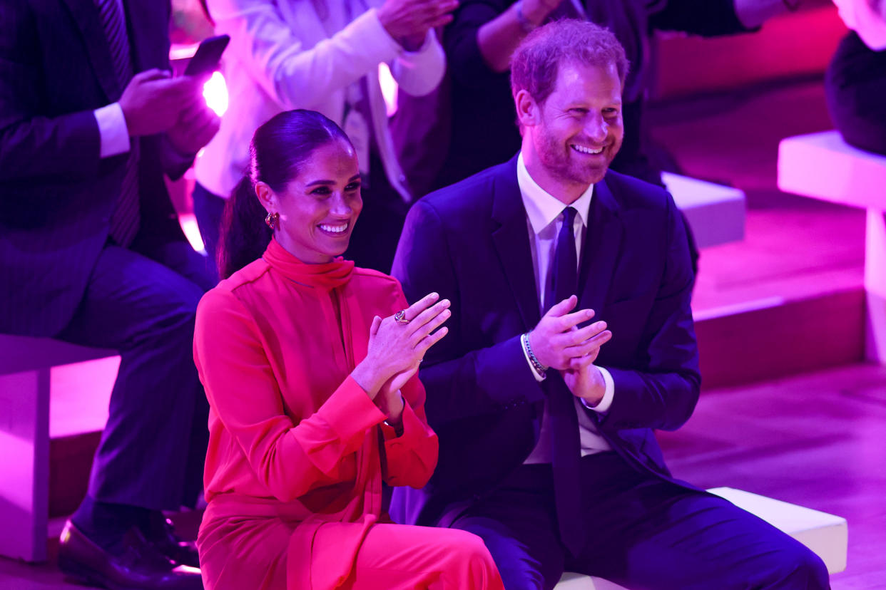  Meghan, Duchess of Sussex and Prince Harry, Duke of Sussex clapping during the Opening Ceremony of the One Young World Summit 2022 