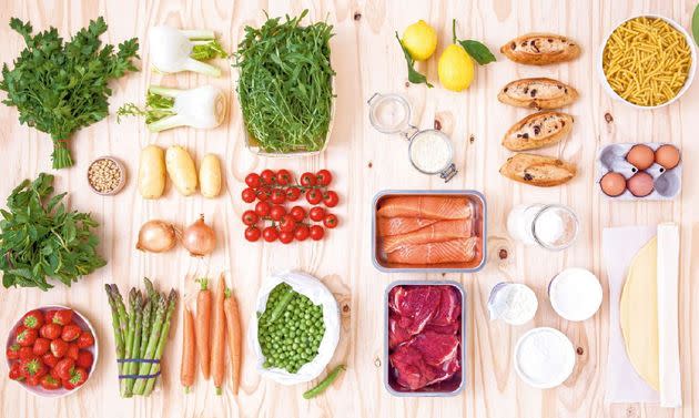 Pour cette session de batch cooking, il vous faut notamment du saumon, des pâtes, des tomates cerise et des œufs. (Photo: Photographies Frédéric Lucano, Hachette Cuisine)