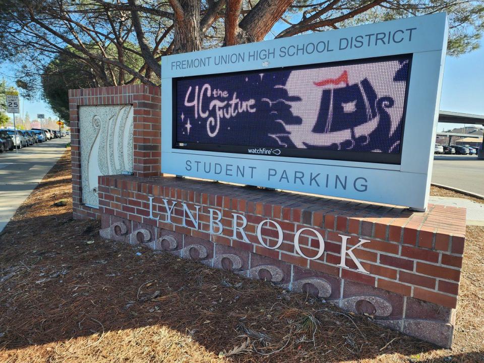 在聖荷西的Lynbrook High School是該學區首屈一指的高中，近期傳言可能關校，再度成為輿論焦點。（記者孫愛薇／攝影）