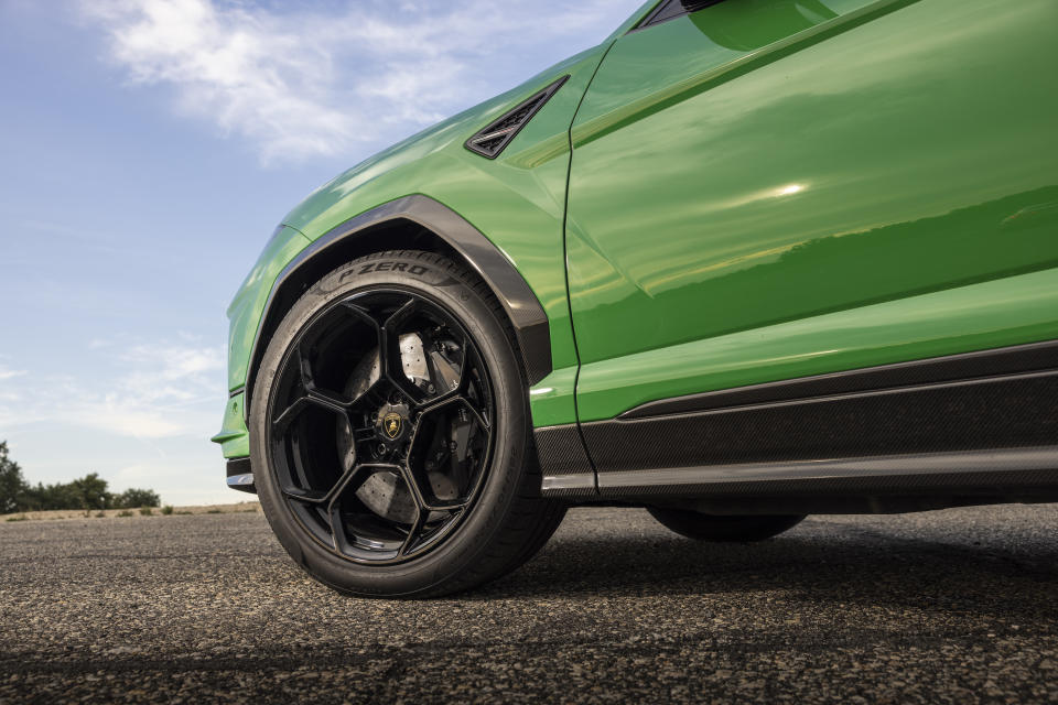 Specially developed Pirelli P Zero Trofeo R semi-slick tyres are available as an option. (Lamborghini)