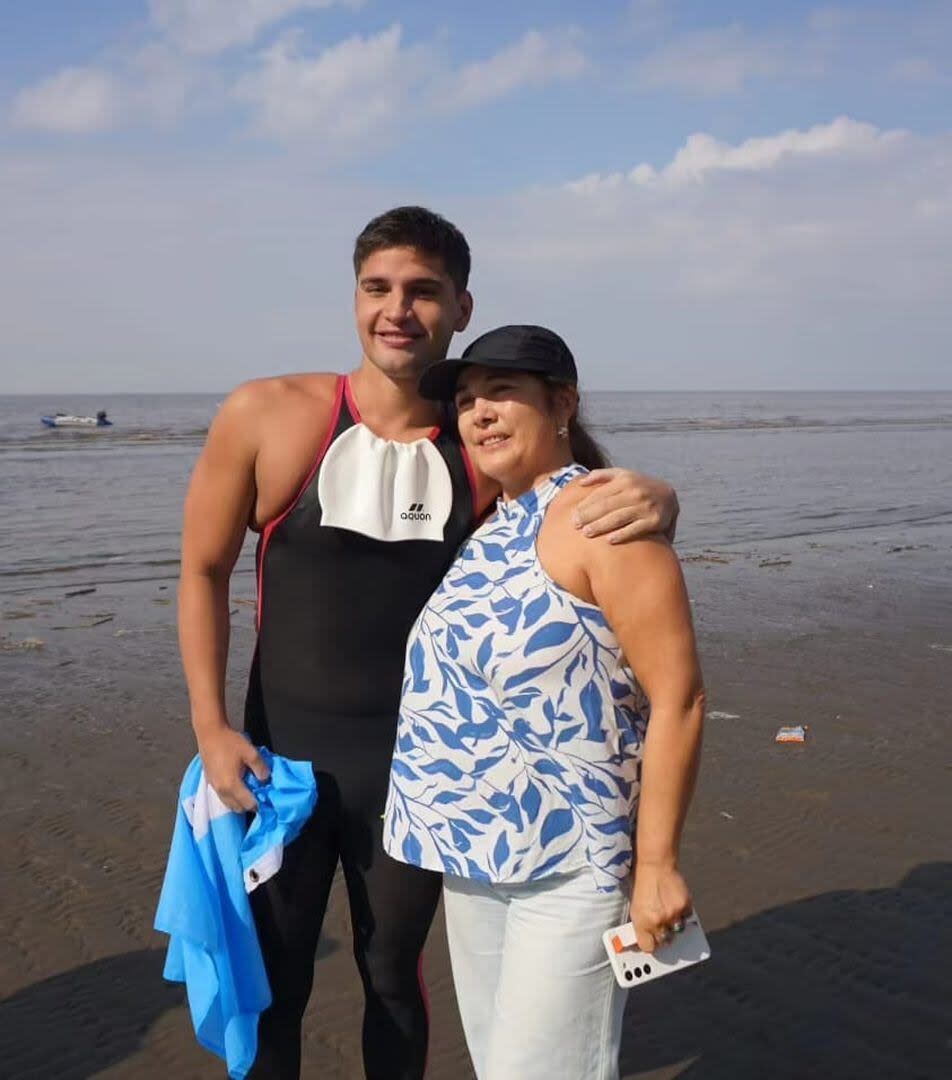 Matías Díaz Hernández junto a su mamá a poco de salir del agua en la costa argentina, en Punta Lara.