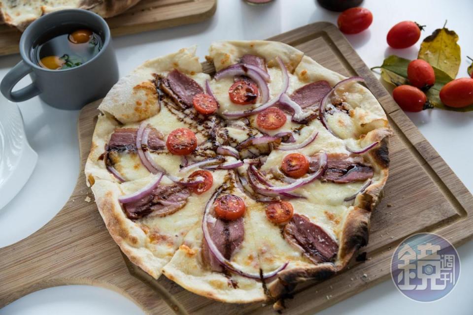 「法式鴨胸披薩」為薄皮披薩，配上鴨胸相當順口。（420元／份）