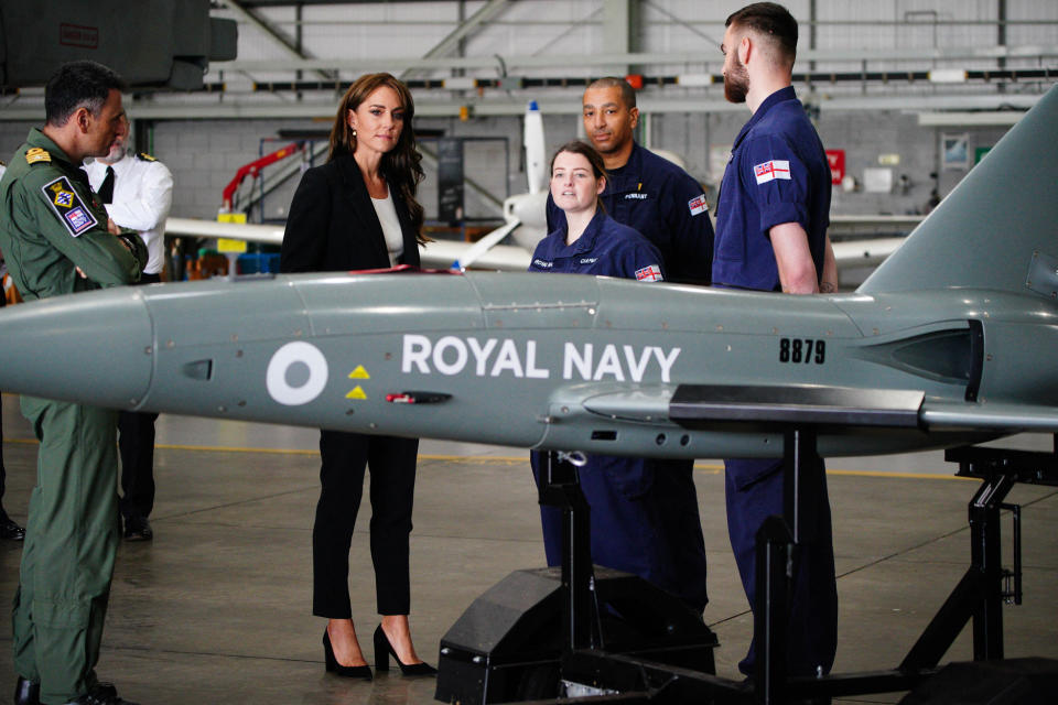 Kate discute avec les membres de la Royal Navy