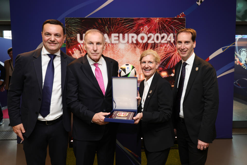 塞爾維亞足協秘書長Jovan Surbatovic（左一）揚言爭議事件若不制止，將不排除退賽抗議。(Photo by Andreas Rentz - UEFA/UEFA via Getty Images)