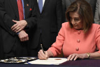 La presidenta de la Cámara de Representantes Nancy Pelosi, firma el acta para enviar dos cargos de juicio político contra el presidente Donald Trump al Senado en el Capitolio, el miércoles 15 de enero de 2020, en Washington. (AP Foto/Susan Walsh)