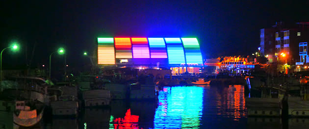 有時，白沙觀光港的建築還會閃著絢爛的七彩霓虹光