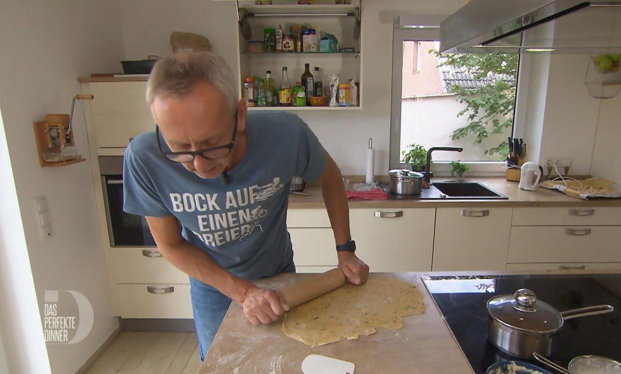 Jürgen kämpft mit seinem "Endgegner" Ravioliteig. (Bild: RTL)