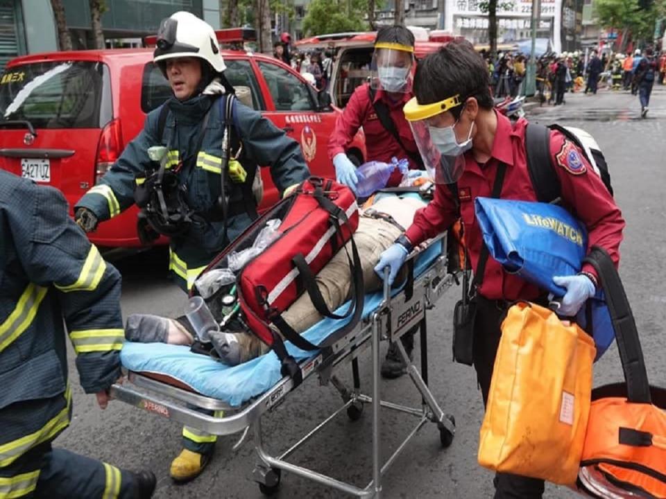 台北市錢櫃林森店惡火造成5死1命危48人輕重傷慘劇，許多受傷民眾獲救後被立即送醫搶救。（圖片來源：中廣新聞網）