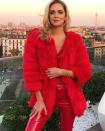 <p>La fashionista italiana luce un total-look en rojo, solo apto para mujeres audaces. Pantalón de vinilo y abrigo de piel a tono, un atuendo ideal para sentirse una <em>femme-fatale</em>. Foto: <a rel="nofollow noopener" href="https://www.instagram.com/p/BraMkJAhaLS/" target="_blank" data-ylk="slk:instagram.com/chiaraferragni;elm:context_link;itc:0;sec:content-canvas" class="link ">instagram.com/chiaraferragni</a> </p>