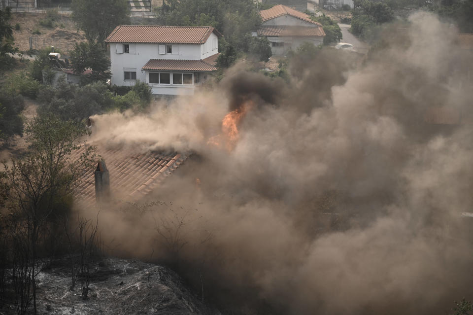Une maison en feu lors d’un incendie de forêt à Avanta, près d’Alexandroupoli dans le nord de la Grèce, le 22 août 2023.