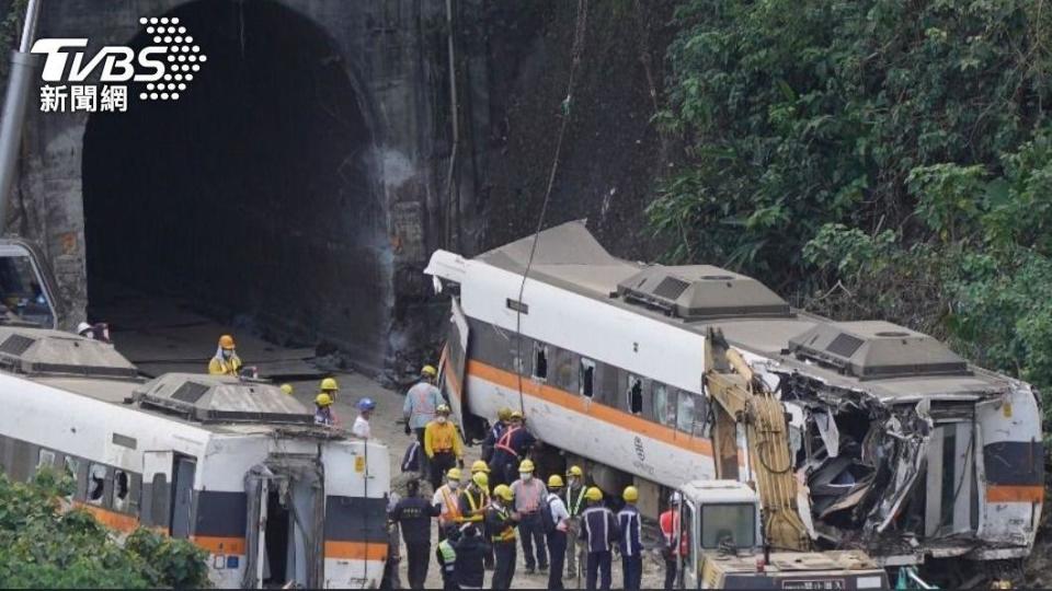 太魯閣事故車箱共查獲32件遺物。（圖／TVBS）