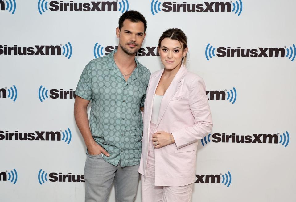 Taylor und Tay Lautner sind Gastgeber des Podcasts "The Squeeze". (Bild: Getty Images / Jamie McCarthy)