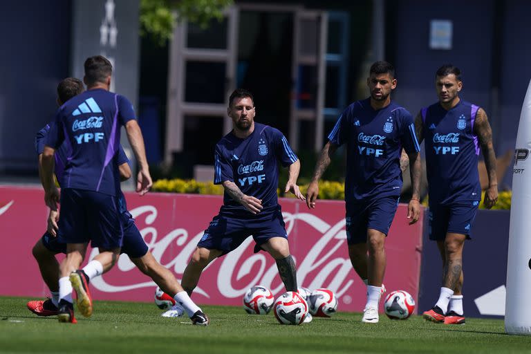 Lionel Messi entrenó con normalidad antes de viajar a Perú y sumará unos 60 minutos en el partido por las eliminatorias