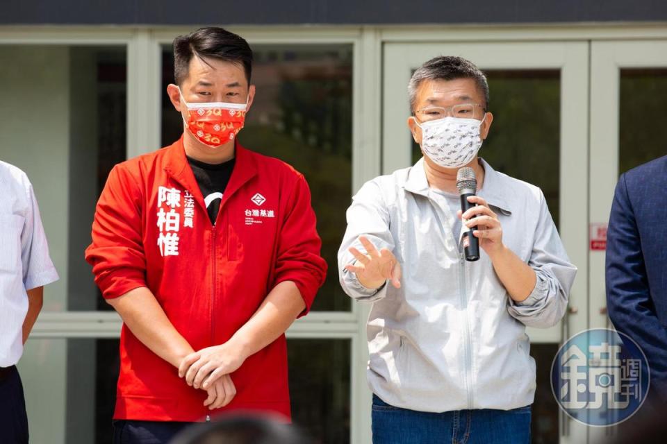 蔡其昌（右）批國民黨抹黑，解釋陳柏惟（左）是反對購買中國科興疫苗，並非反對買疫苗。（本刊資料照）