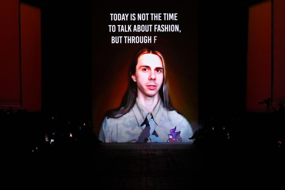 "Ich kämpfe dafür, dass wir morgen frei sind!": Designer Jean Gritsfeldt hat eine klare Botschaft bei der Berlin Fashion Week. (Photo by Sebastian Reuter/Getty Images for Nowadays)