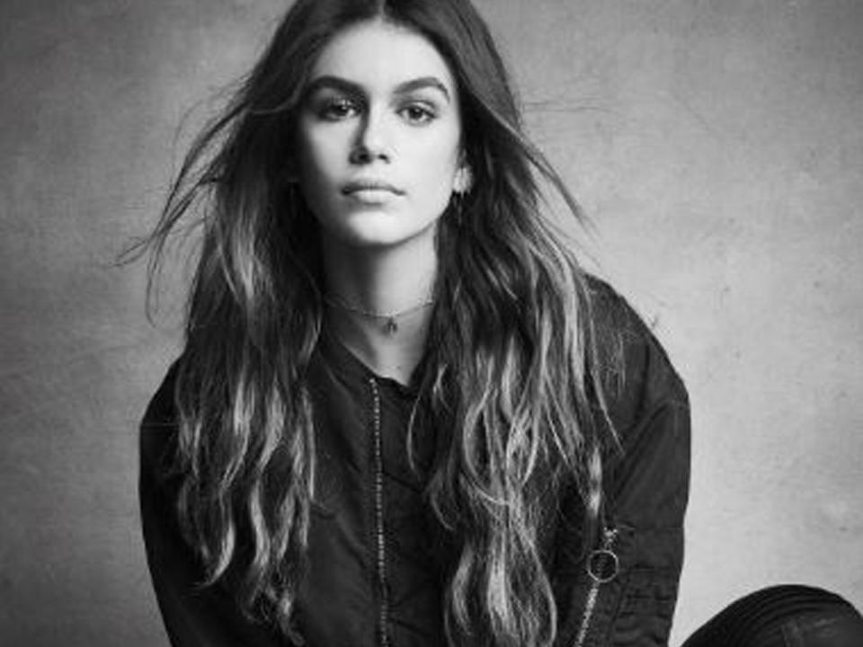 Wie heißt es so schön? Der Apfel fällt nicht weit vom Stamm. Das trifft auf Kaia Gerber, die Tochter von Supermodel Cindy Crawford, definitiv zu. Mit ihren gerade einmal 15 Jahren ist sie nämlich schon jetzt eine ganz Große in der Modebranche. In der Herbst/Winter-Saison 2017/2018 wirbt das Nachwuchsmodel für Hudson Jeans. (Bild-Copyright: kaiagerber/Instagram)