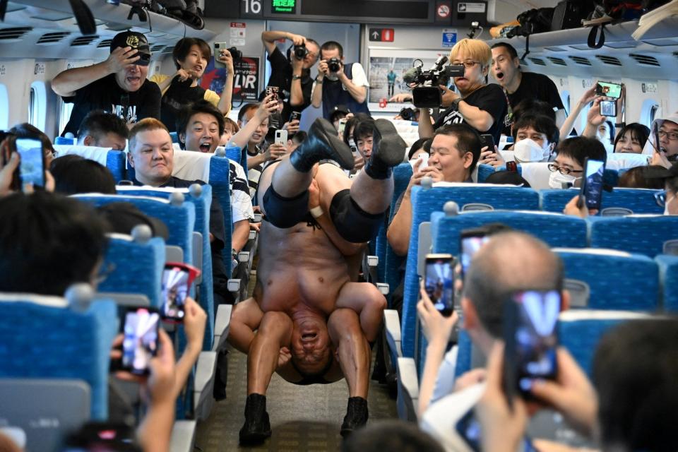 日本摔角選手們於新幹線車廂內施展特技。路透社